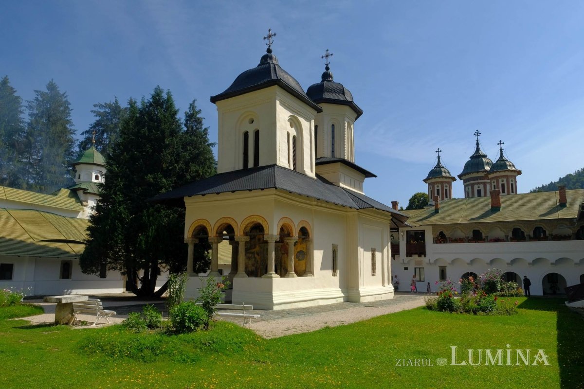 Sclipirile Luminii: Biserica „Adormirea Maicii Domnului“ - Sinaia 370786