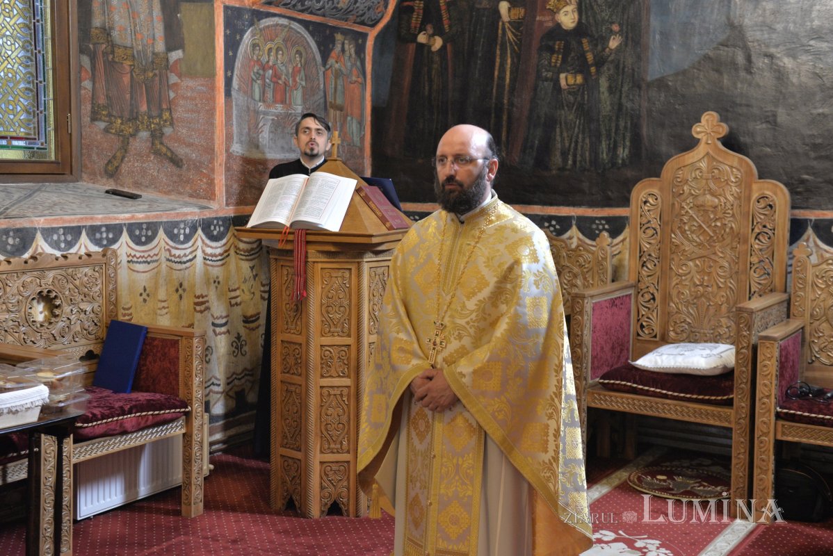 „Sfânta Cruce este semnul iubirii care învinge păcatul și moartea” 373843