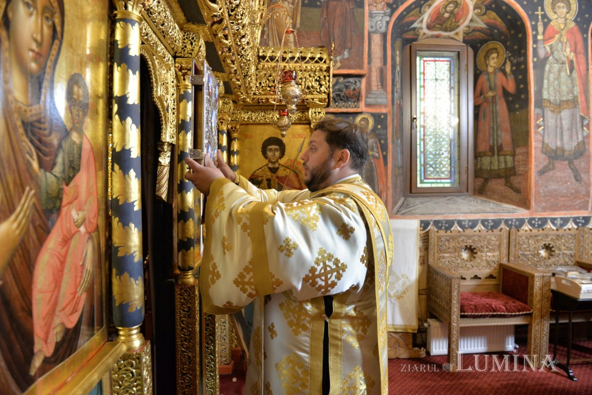 „Sfânta Cruce este semnul iubirii care învinge păcatul și moartea” 373844