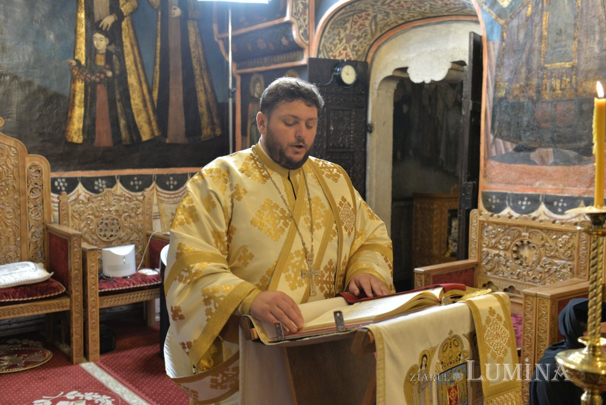 „Sfânta Cruce este semnul iubirii care învinge păcatul și moartea” 373845