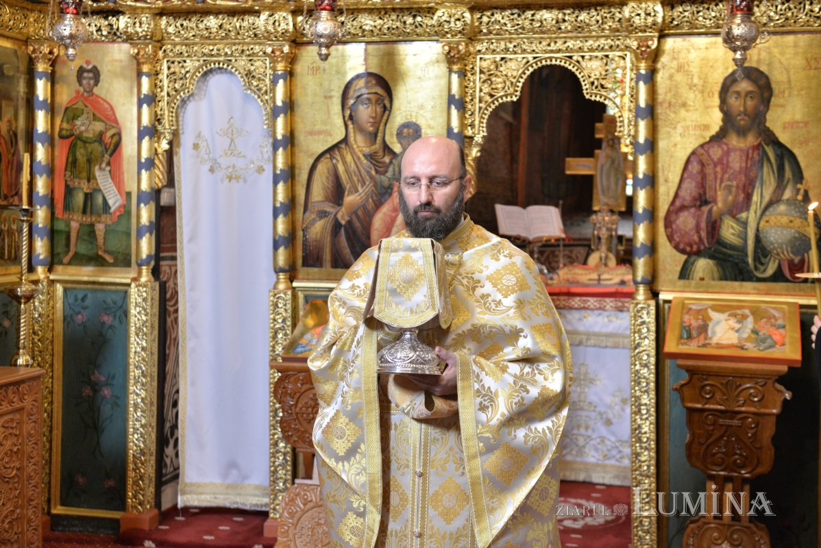 „Sfânta Cruce este semnul iubirii care învinge păcatul și moartea” 373846