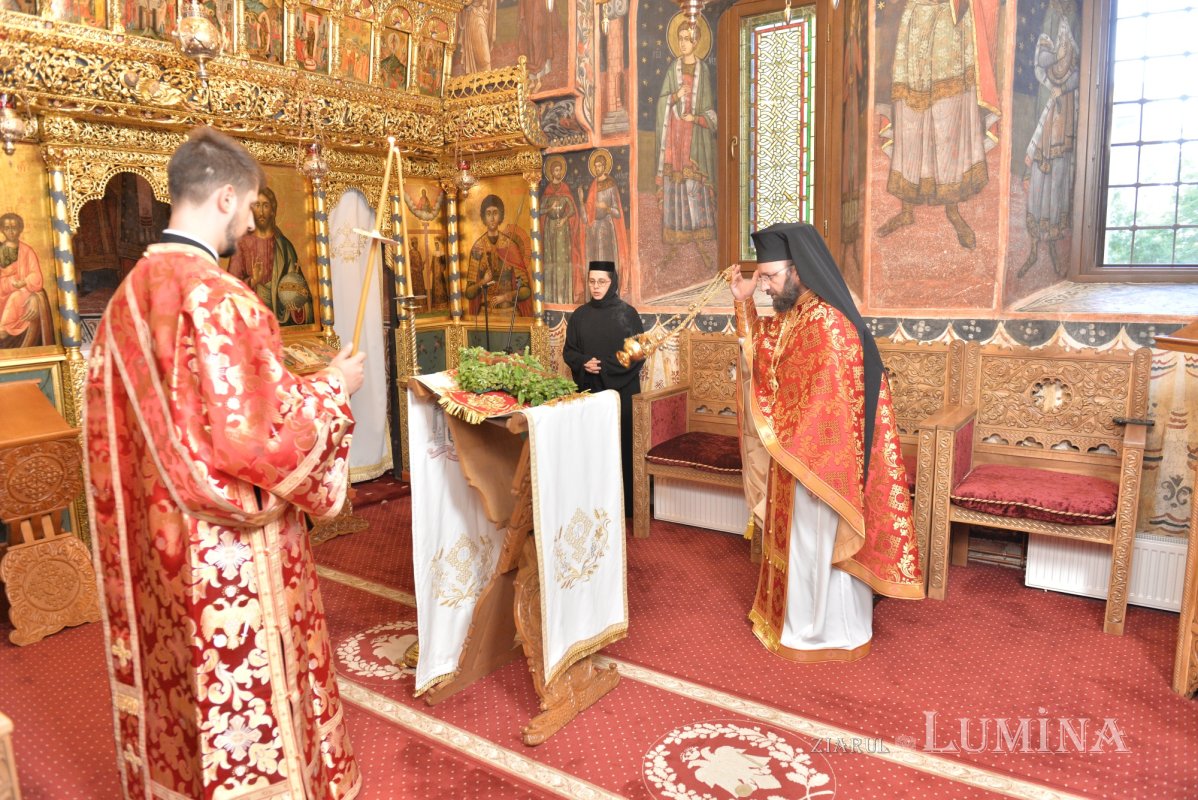 „Crucea este semnul iubirii milostive și smerite a lui Hristos” 373948