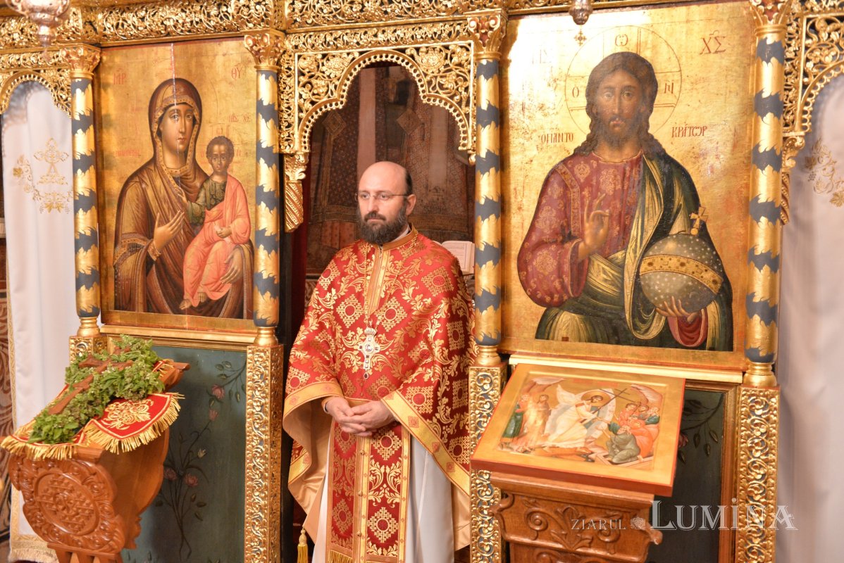 „Crucea este semnul iubirii milostive și smerite a lui Hristos” 373953