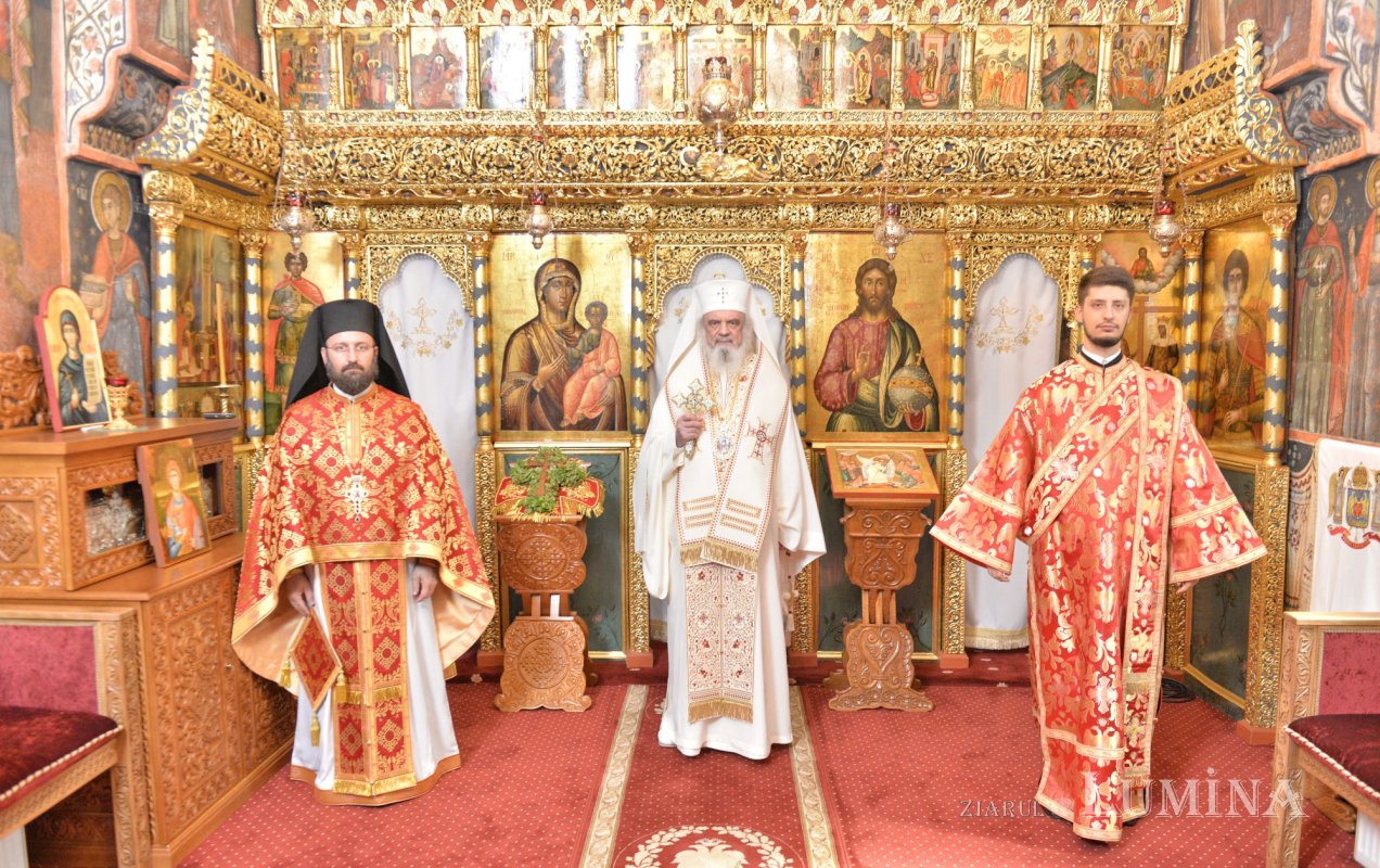 „Crucea este semnul iubirii milostive și smerite a lui Hristos” 373955