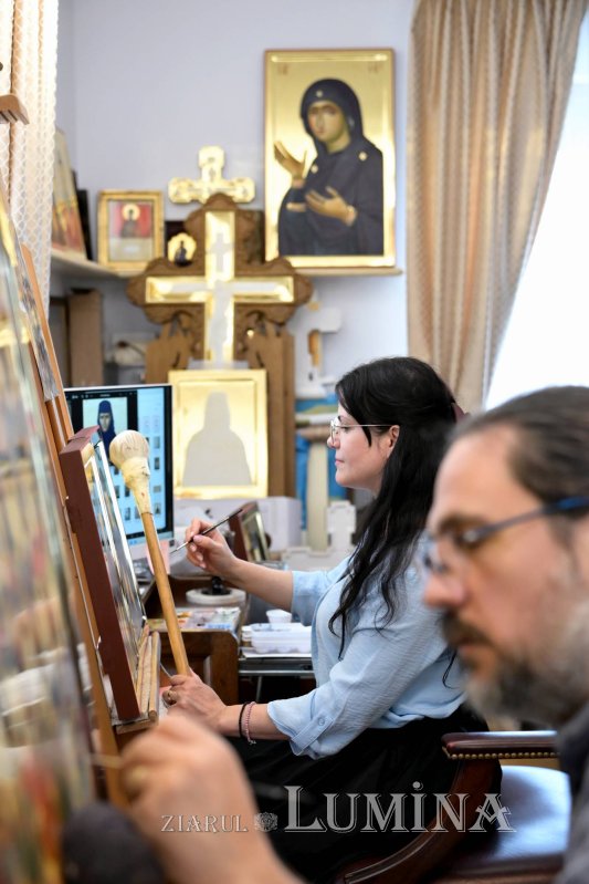 Sclipirile Luminii: În atelierul pictorilor iconari Mihaela şi Răzvan Bădescu 375576