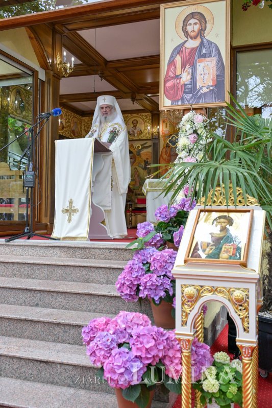 Slujind în lumina Cuvântului  374974