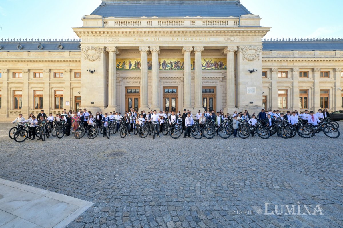 Premierea participanţilor la concursul „Fairplay și comuniune: familia, prima mea echipă” la Palatul Patriarhiei 376088