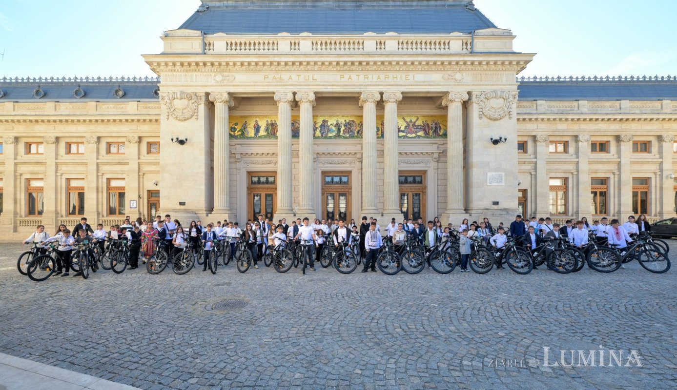 Premierea participanţilor la concursul „Fairplay și comuniune: familia, prima mea echipă” la Palatul Patriarhiei 376106