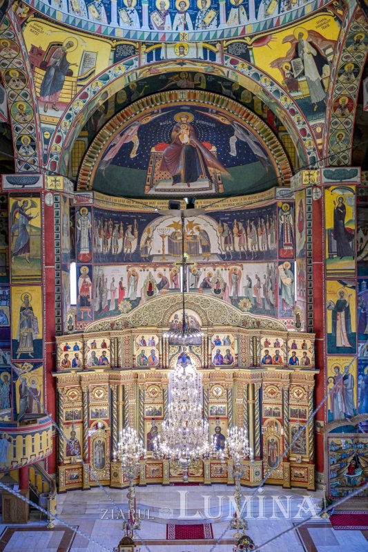 Sclipirile Luminii: Catedrala „Naşterea Domnului” din Brăila 376510