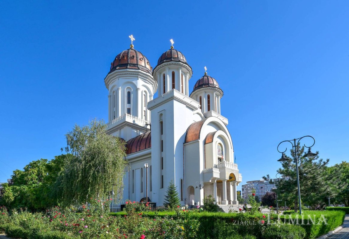 Sclipirile Luminii: Catedrala „Naşterea Domnului” din Brăila 376513