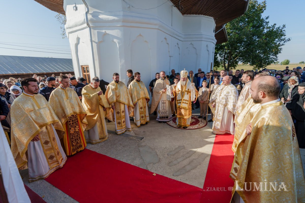Sfinţirea bisericii unei comunităţi din Prahova 376723