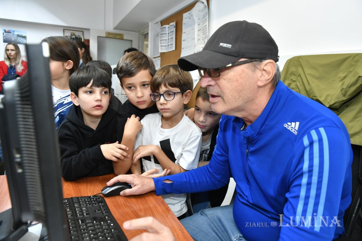 Elevi bucureșteni, în vizită la instituțiile media ale Patriarhiei Române 377551