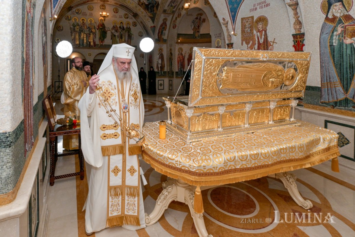 Patriarhul României a sfințit racla cu moaştele Sfântului Constantin Sârbu 377669