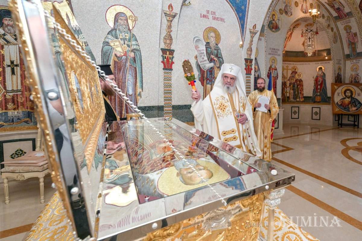 Sclipirile Luminii: Sfinţirea raclei cu cinstitele moaşte ale Sfântului Preot Mucenic Constantin Sârbu 377844