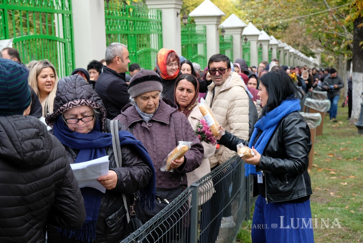 Hrană spirituală şi materială pentru pelerinii de pe Colina Bucuriei 378180