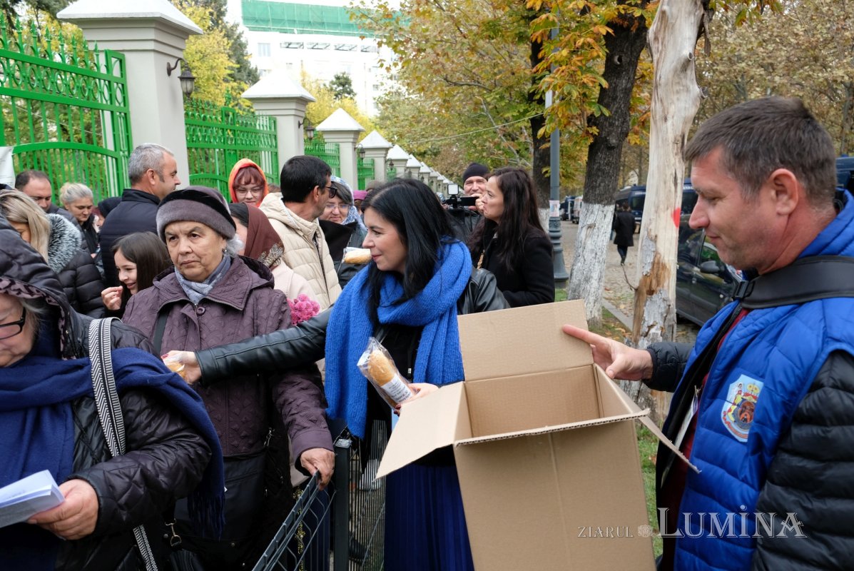 Hrană spirituală şi materială pentru pelerinii de pe Colina Bucuriei 378181
