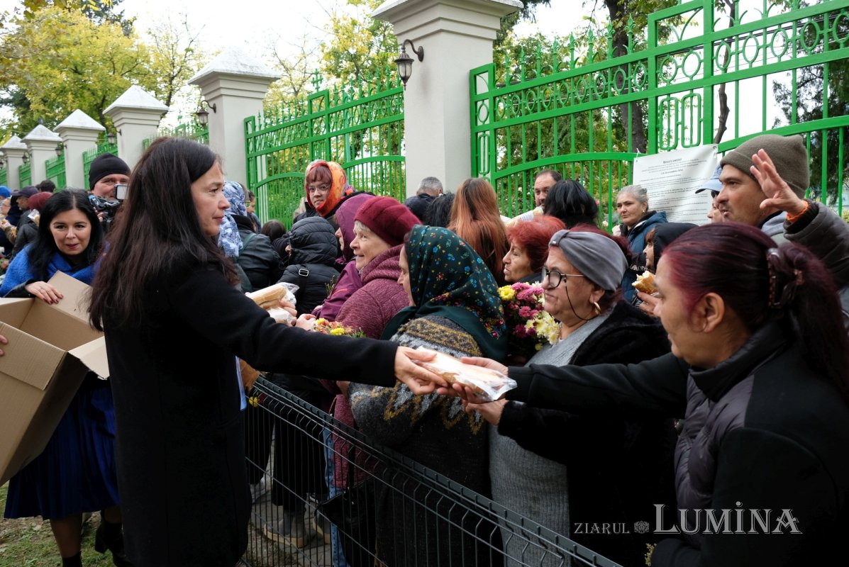 Hrană spirituală şi materială pentru pelerinii de pe Colina Bucuriei 378182