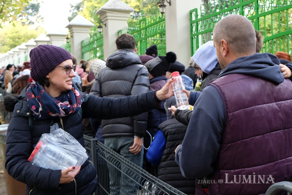 Hrană spirituală şi materială pentru pelerinii de pe Colina Bucuriei 378185