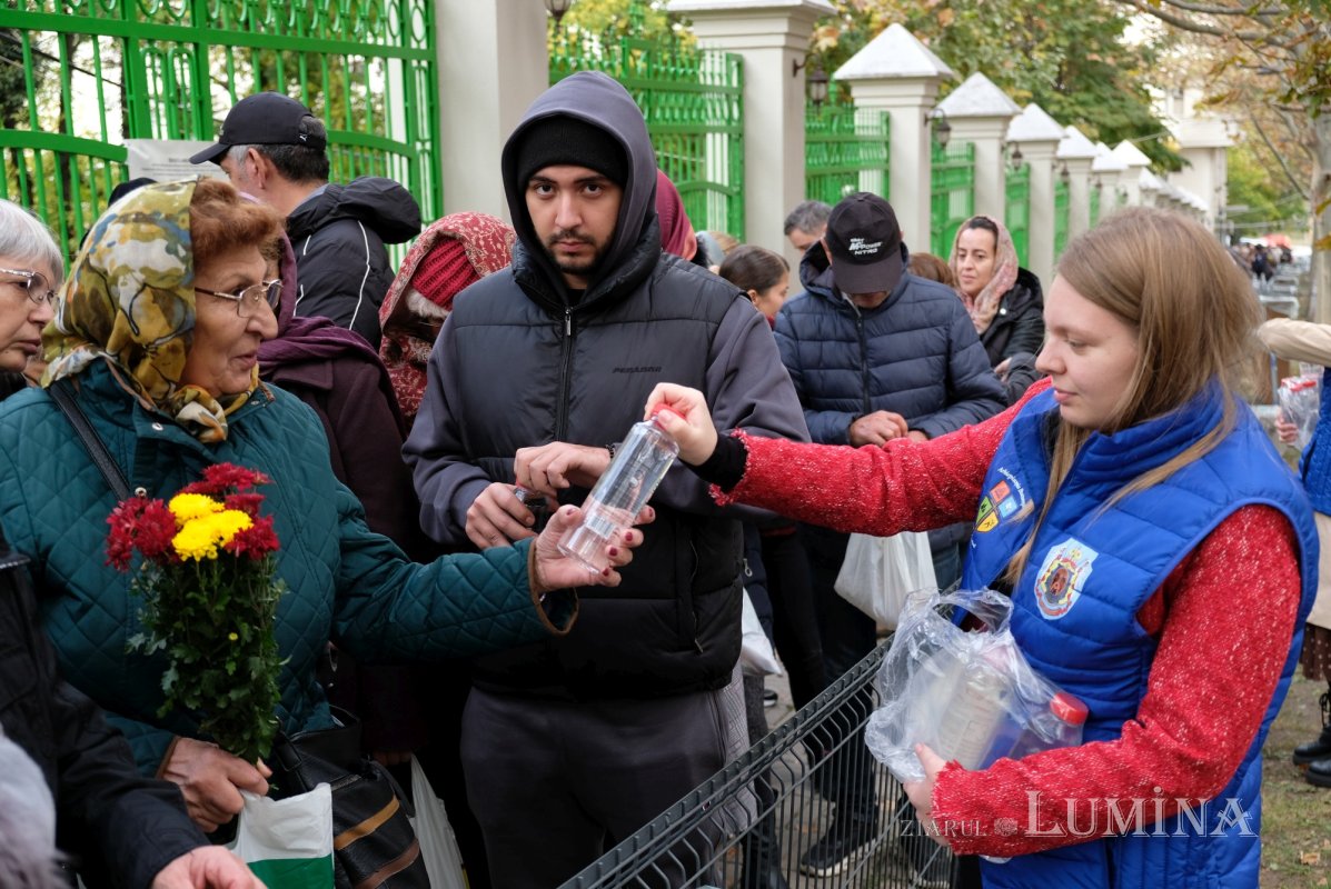 Hrană spirituală şi materială pentru pelerinii de pe Colina Bucuriei 378186