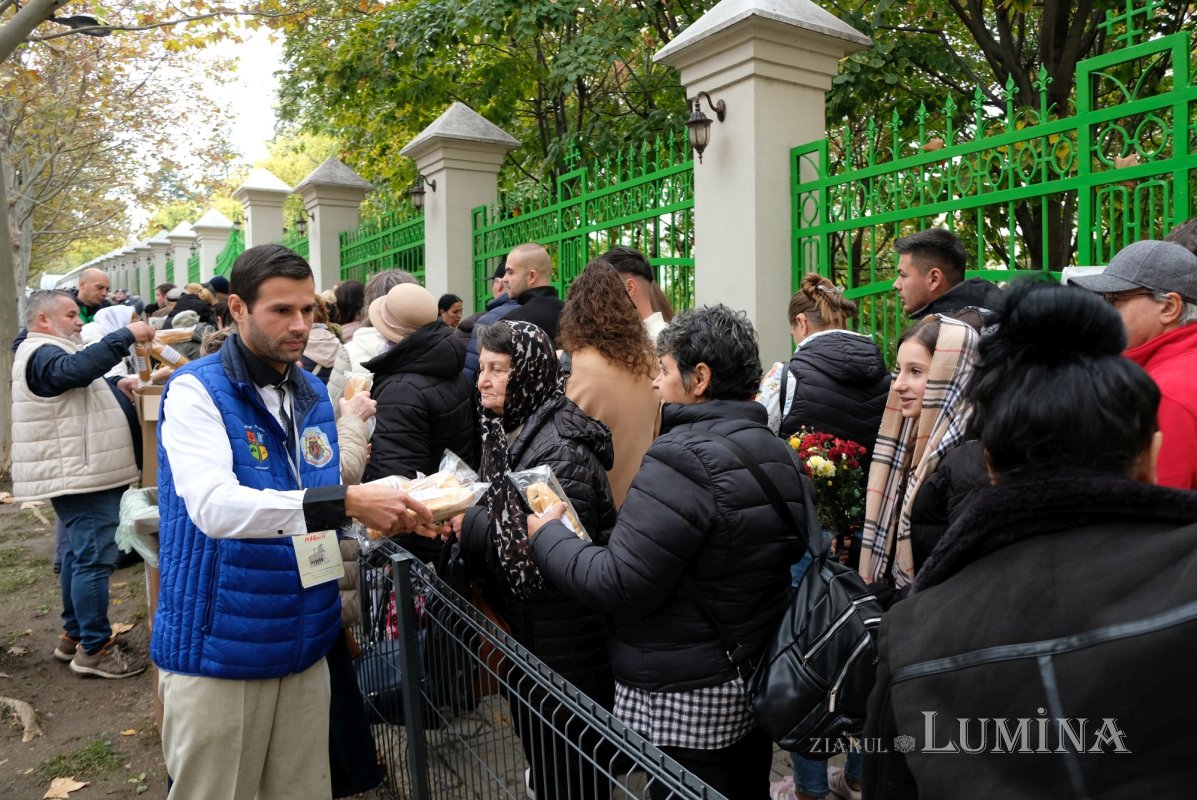 Hrană spirituală şi materială pentru pelerinii de pe Colina Bucuriei 378189