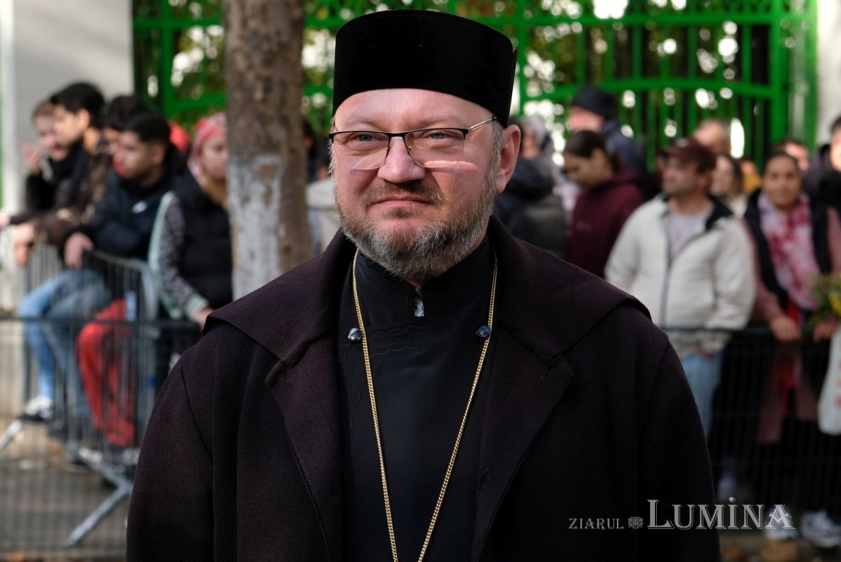 Hrană spirituală şi materială pentru pelerinii de pe Colina Bucuriei 378192