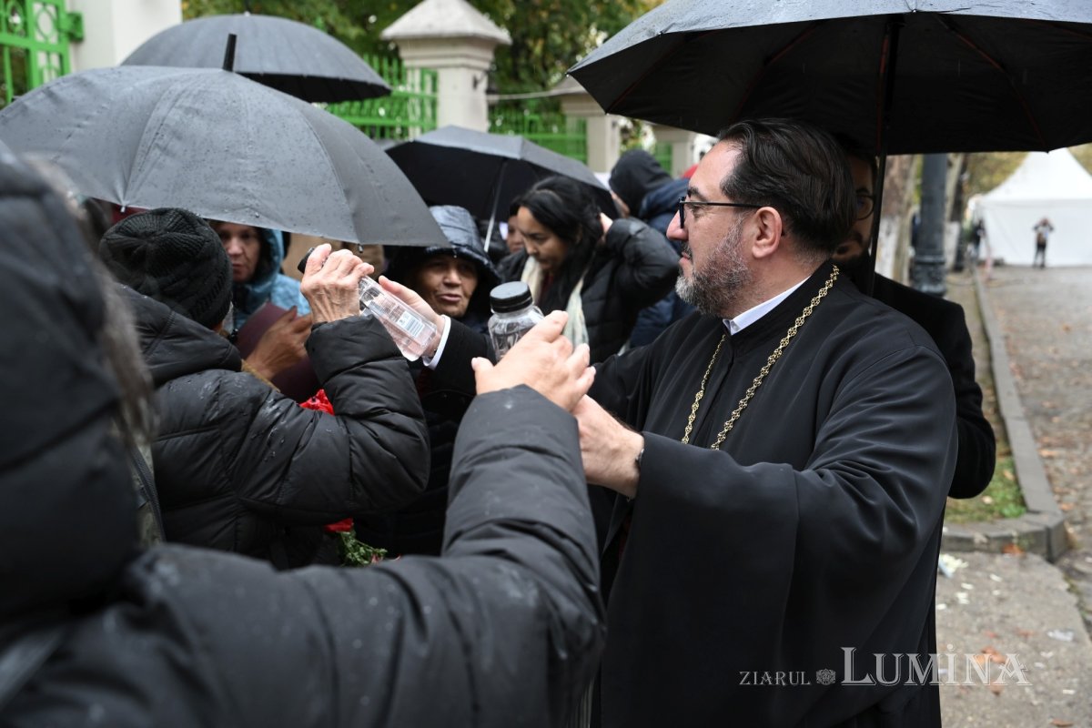 Frigul şi ploaia, suportate şi cu un dar de la protoierii 378673