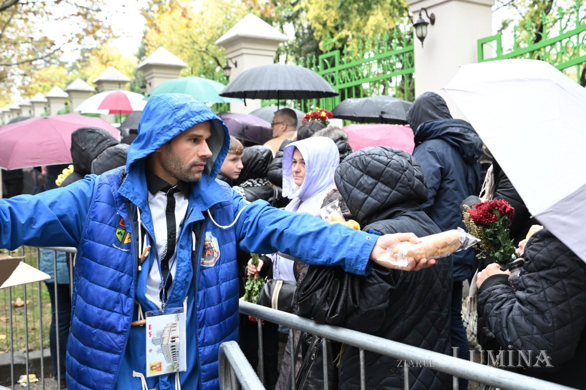 Frigul şi ploaia, suportate şi cu un dar de la protoierii 378674