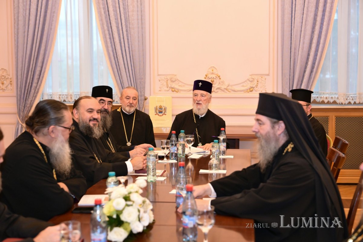 Întrunirea în ședință de lucru a Sfântului Sinod la Bucureşti 378955