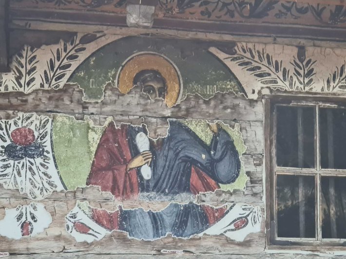 icoana de pe peretele exterior al unei biserici de lemn