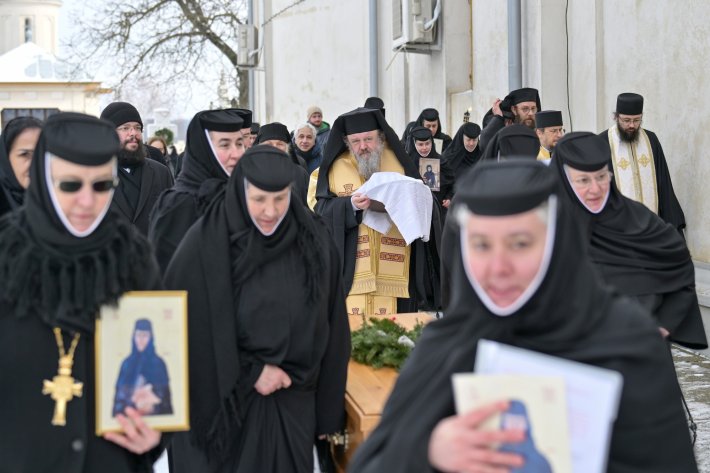 Au Fost Deshumate Osemintele Cuvioasei Elisabeta De La Pas rea
