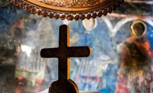 Semnul Sfintei Cruci este o mărturisire a credinţei creştine Poza 121715