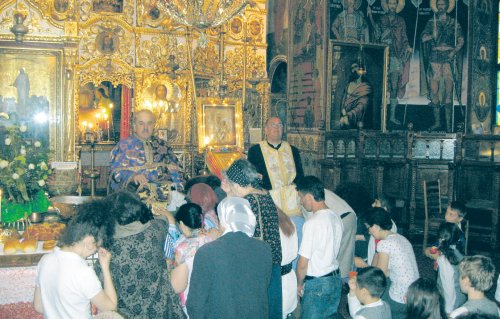 Bucuria slujbelor şi întrajutorarea umană, tradiţie la Biserica „Maica Precista” din Ploieşti Poza 352777