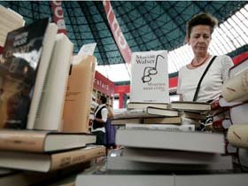 Peste 25.000 de titluri la salonul de carte Bookfest Poza 94528