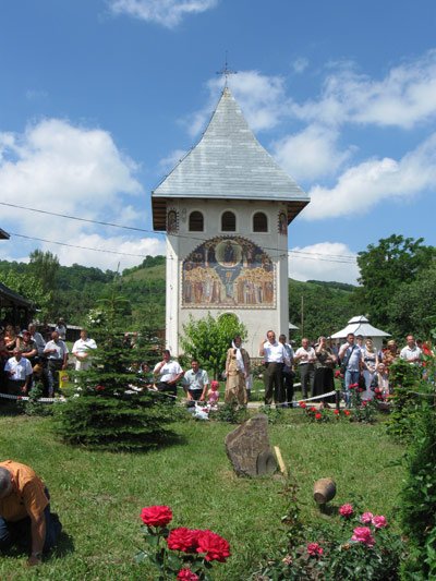 Mai multe lăcaşuri de cult au fost sfinţite în Duminica Sfinţilor români Poza 94585