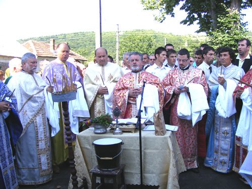 Sfinţiri de biserici în mai multe localităţi ale ţării Poza 94720