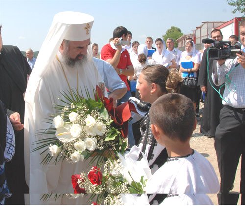 Vizita Patriarhului Daniel pe meleagurile natale Poza 94718