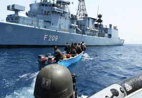 Ultimii 5 marinari români, eliberaţi din mâinile piraţilor somalezi Poza 95018