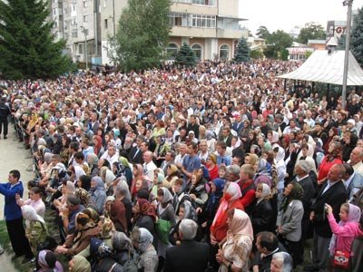 O mare de credincioşi la resfinţirea Bisericii „Sfântul Ilie“ din Botoşani Poza 95196