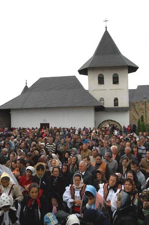 Peste o mie de pelerini s-au rugat Maicii Domnului la Hadâmbu Poza 95266