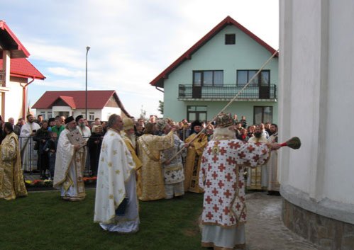 S-a sfinţit aşezământul care „va ocroti şi aduna în rugăciune mai mulţi copii“ Poza 95514