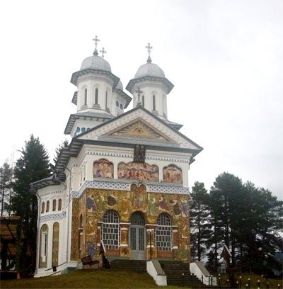A fost resfinţit paraclisul „Catedralei munţilor“ de la Panaci Poza 95737