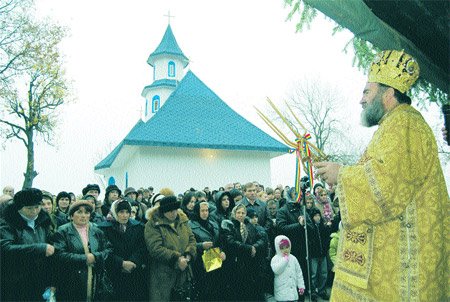 Bucurie sfântă la târnosirea unei noi biserici în Protopopiatul Oneşti Poza 95945