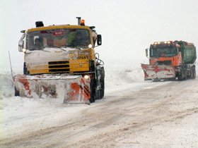 Drumuri naţionale blocate, trenuri anulate şi sute de persoane evacuate din cauza zăpezii Poza 96274