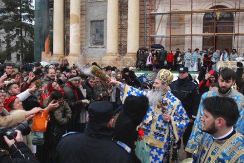 Boboteaza a adunat peste 1.500 de credincioşi la Catedrala mitropolitană din Iaşi Poza 96411