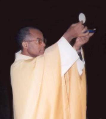 Arhiepiscop mort sub dărâmături Poza 96564