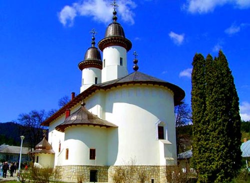 Mănăstirea cu trei altare din Ţinutul Zimbrului Poza 97734
