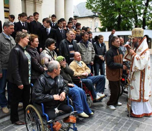 Duminica Slăbănogului a adus bolnavii la Liturghie Poza 97789