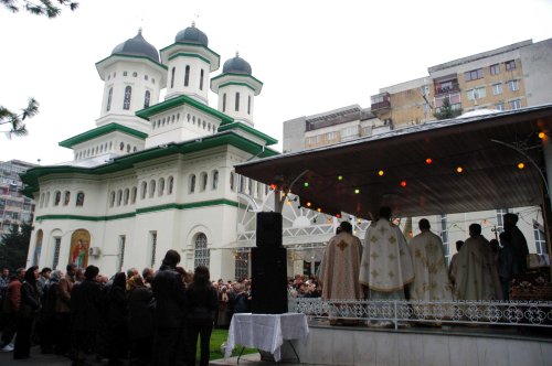 Tradiţia slujirii arhiereşti la Biserica „Sf. Gheorghe” din Bacău Poza 305624