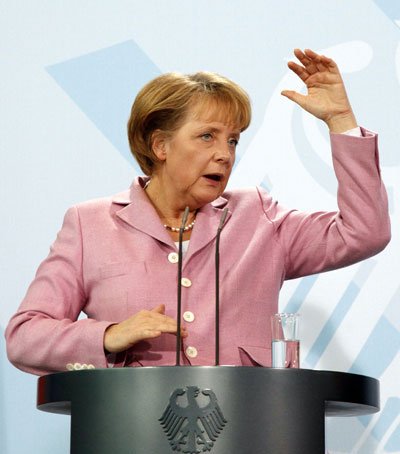Cancelarul Germaniei: „Dacă euro cade, mai mulţi vor cădea“ Poza 98128
