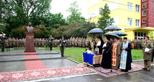 IPS Mitropolit Laurenţiu a binecuvântat monumentul generalului Uscoi Poza 98150